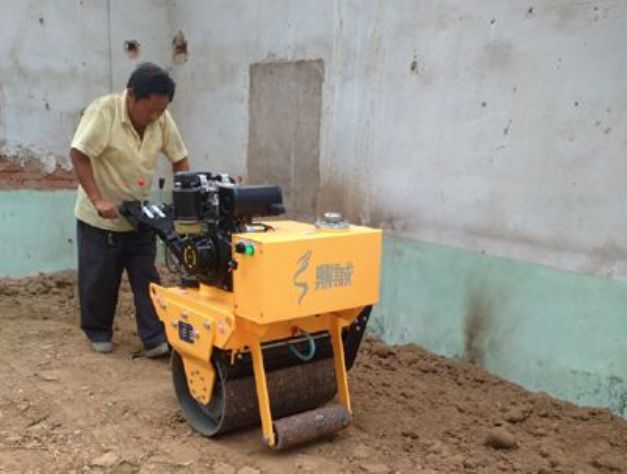 點(diǎn)擊查看詳細(xì)信息<br>標(biāo)題：手扶式單輪壓路機(jī)工作照 閱讀次數(shù)：12328