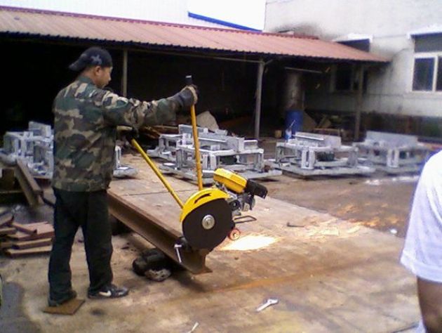 點擊查看詳細信息<br>標題：內(nèi)燃鋸軌機工作照 閱讀次數(shù)：11696